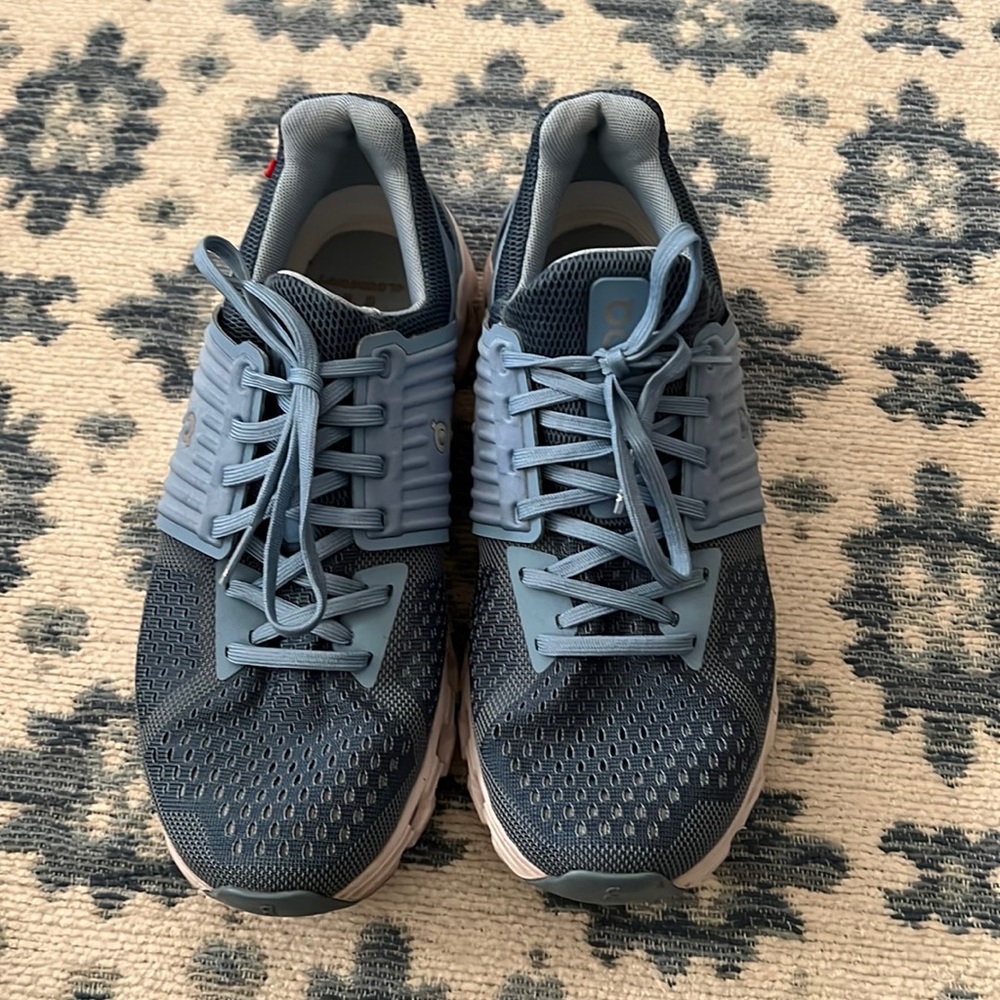 On Cloud size 8.5 running shoes